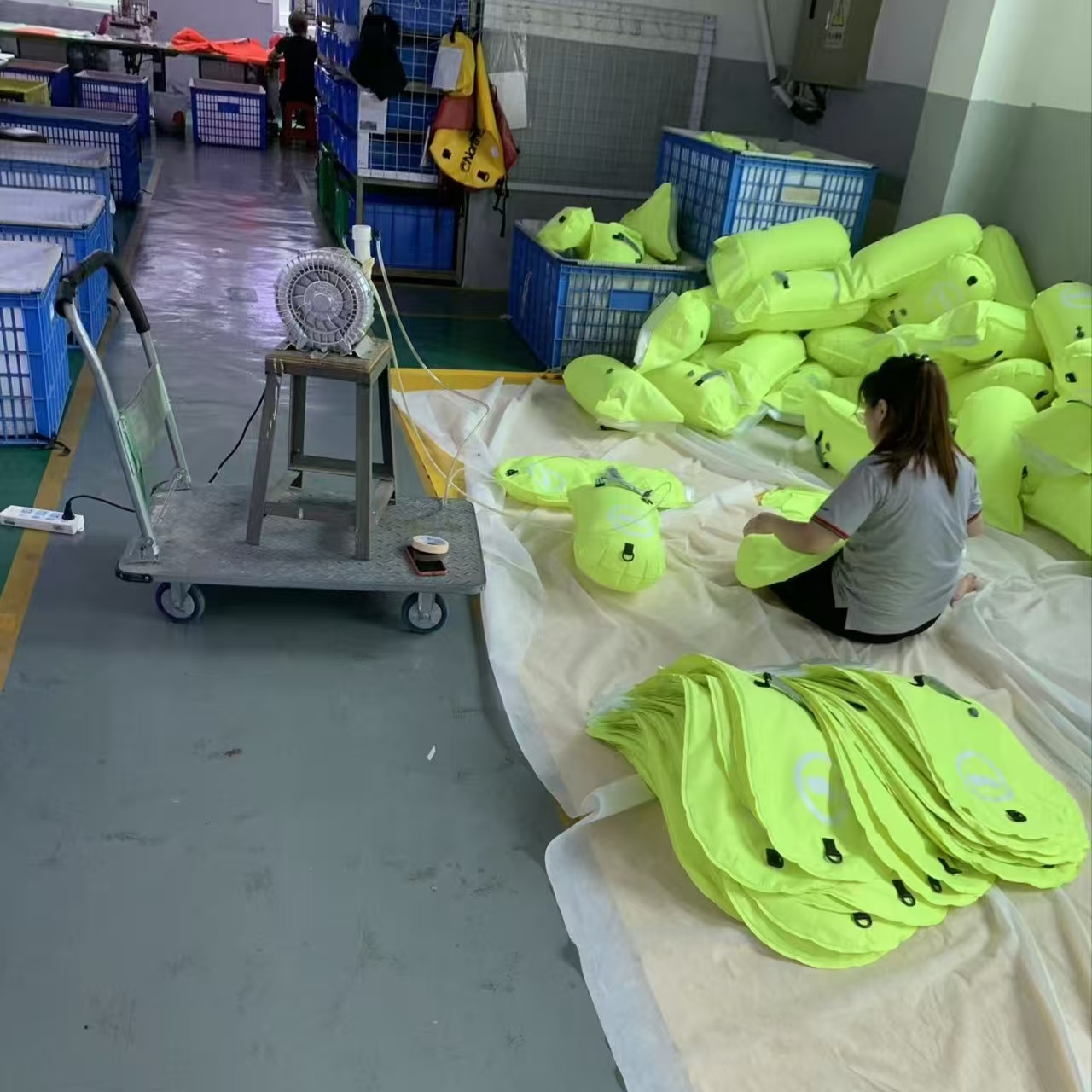 แต่ละอันจะพองตัว: สร้างทุ่นว่ายน้ำที่มีทัศนวิสัยสูงที่ Sealock