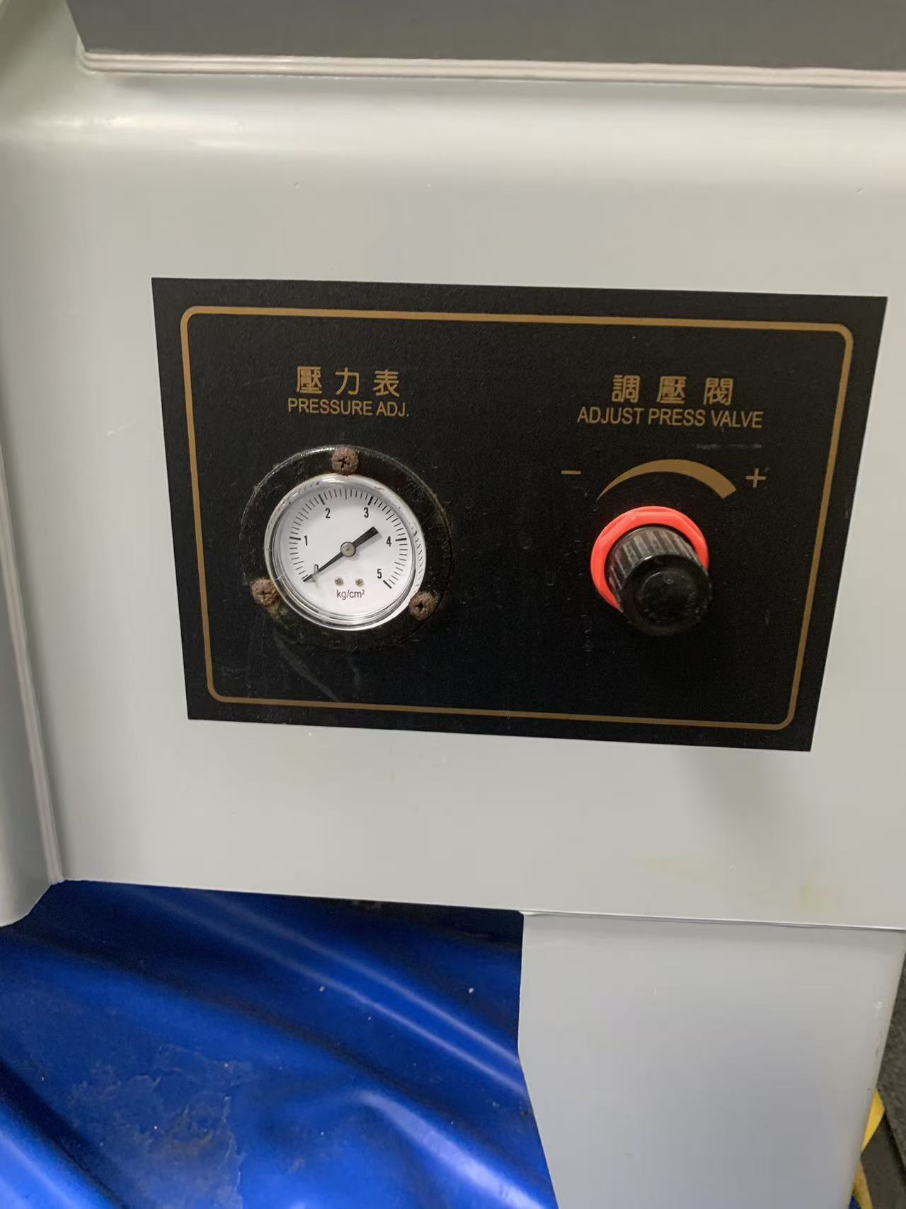Pressure gauge and regulating valve on the salt spray chamber